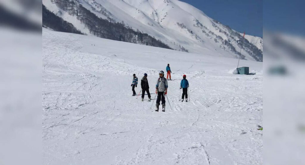 Gulmarg authorities take action against illegal tourist guides