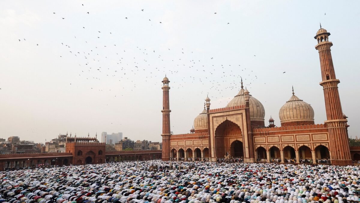 Masses gather for Eid celebrations in India