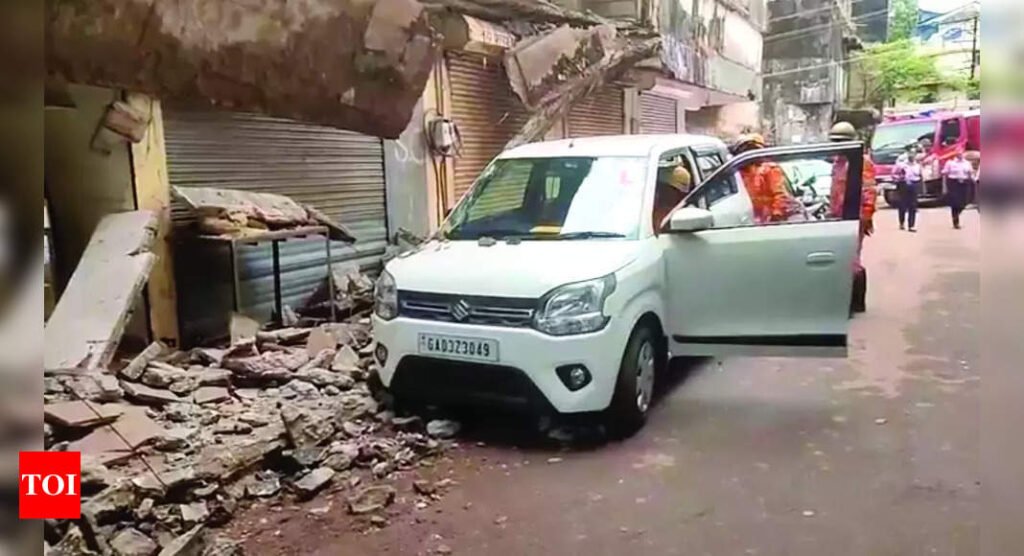 Building’s balcony crashes on vehicles in Mapusa, man hurt