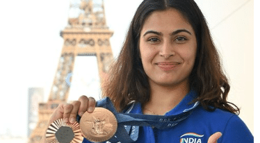 Manu Bhaker Poses In Front Of Eiffel Tower With Her Two Olympic Medals | Republic World