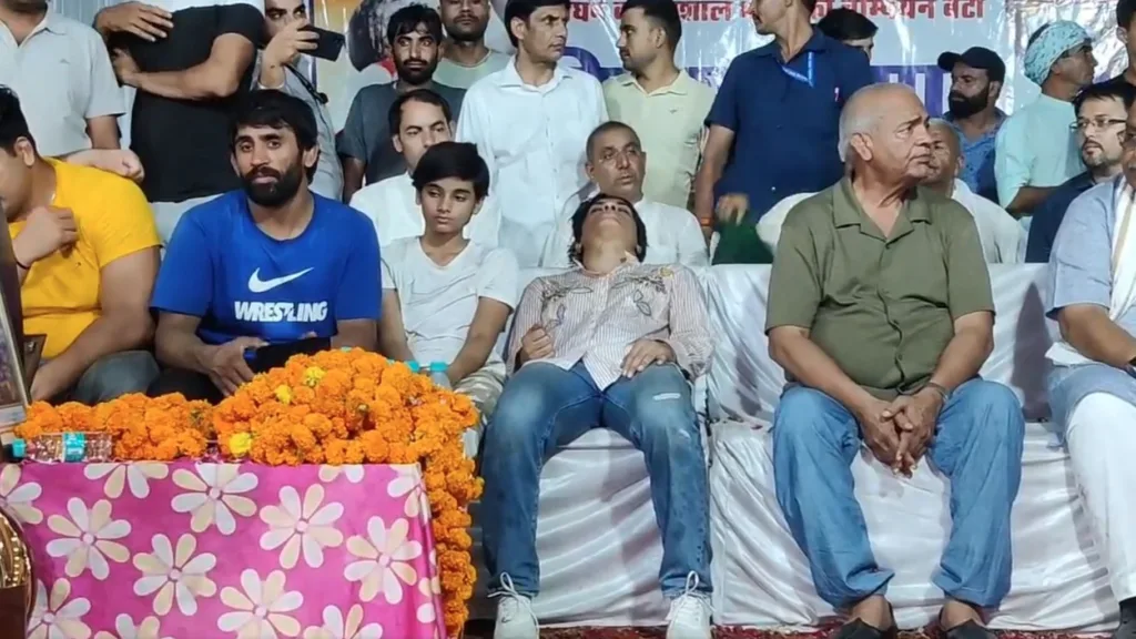 Vinesh Phogat Appears to Faint from Exhaustion During Felicitation Ceremony in Her Hometown Balali | Republic World