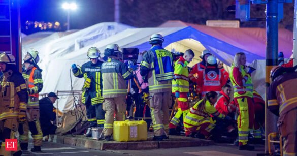 10 dead, 30 injured as car hits crowd in New Orleans